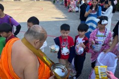 กิจกรรมตักบาตรปีใหม่-ประถมศึกษา-ปี2567-125