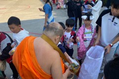 กิจกรรมตักบาตรปีใหม่-ประถมศึกษา-ปี2567-126