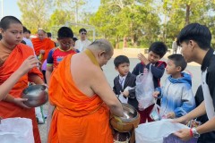 กิจกรรมตักบาตรปีใหม่-ประถมศึกษา-ปี2567-140