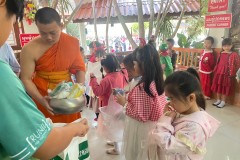 กิจกรรมตักบาตรปีใหม่-อนุบาล-ปี2567-138