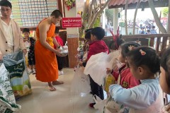กิจกรรมตักบาตรปีใหม่-อนุบาล-ปี2567-141
