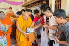 กิจกรรมตักบาตรปีใหม่ประถม-68-1