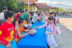 กิจกรรมตักบาตรปีใหม่ประถม-68-10