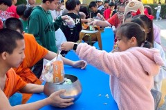 กิจกรรมตักบาตรปีใหม่ประถม-68-11