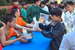 กิจกรรมตักบาตรปีใหม่ประถม-68-12