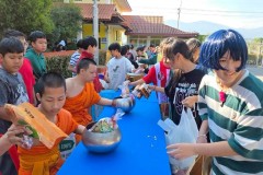 กิจกรรมตักบาตรปีใหม่ประถม-68-13