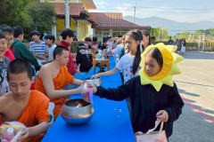 กิจกรรมตักบาตรปีใหม่ประถม-68-14