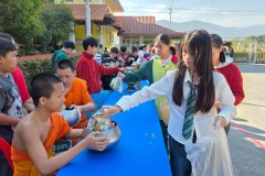 กิจกรรมตักบาตรปีใหม่ประถม-68-15