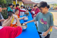 กิจกรรมตักบาตรปีใหม่ประถม-68-16