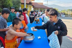 กิจกรรมตักบาตรปีใหม่ประถม-68-17