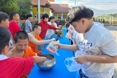 กิจกรรมตักบาตรปีใหม่ประถม-68-18