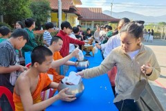 กิจกรรมตักบาตรปีใหม่ประถม-68-19