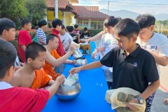 กิจกรรมตักบาตรปีใหม่ประถม-68-20