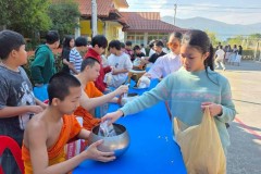 กิจกรรมตักบาตรปีใหม่ประถม-68-21