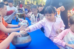 กิจกรรมตักบาตรปีใหม่ประถม-68-35