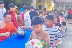 กิจกรรมตักบาตรปีใหม่ประถม-68-36