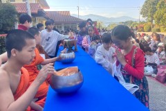 กิจกรรมตักบาตรปีใหม่ประถม-68-37