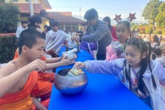 กิจกรรมตักบาตรปีใหม่ประถม-68-38