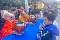 กิจกรรมตักบาตรปีใหม่ประถม-68-39