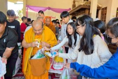 กิจกรรมตักบาตรปีใหม่ประถม-68-5