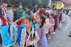 กิจกรรมตักบาตรปีใหม่ประถม-68-56