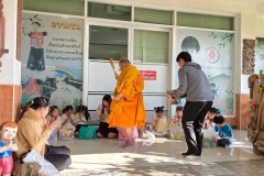 กิจกรรมตักบาตรปีใหม่ประถม-68-6