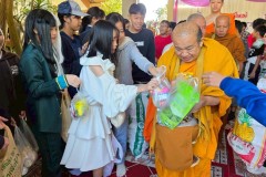 กิจกรรมตักบาตรปีใหม่ประถม-68-8