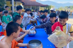 กิจกรรมตักบาตรปีใหม่ประถม-68-81