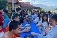 กิจกรรมตักบาตรปีใหม่ประถม-68-82