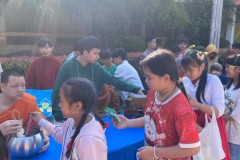 กิจกรรมตักบาตรปีใหม่ประถม-68-83