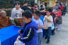กิจกรรมตักบาตรปีใหม่ประถม-68-85