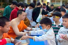 กิจกรรมตักบาตรปีใหม่ประถม-68-9